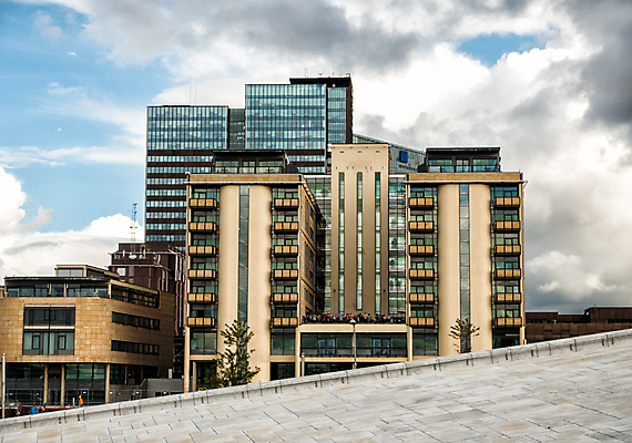 포토 JPG 해외이미지 구름 바다 건축양식 유리 하늘 새로움 주택 노르웨이 사람없음 야외 건물 물 파란색 도시풍경 사무실 항구 바위 흰색 도시 도심 스카이라인 스칸디나비아 오슬로 해외202004 해외포토 자연요소 건축물 건축 유럽 컬러 컨셉 비즈니스 교통시설 재질 풍경 돌_바위 파일형식 이미지허브