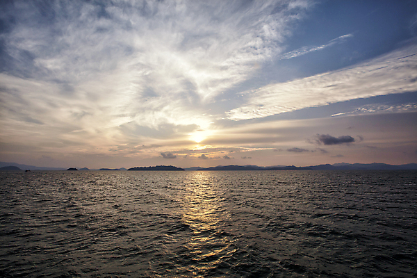 포토 JPG 해외이미지 나무 구름 공원 아시아 바다 섬 여행 백그라운드 태국 자연 하늘 휴가 산 주택 동양인 풍경 사람없음 야외 초록색 물 여름 파란색 마을 일출 바위 만 보트 언덕 내추럴 석회암 파라다이스 푸켓 해외202004 해외포토 자연요소 식물 계절 공공시설 나라 컬러 배_교통 인종 건물 노을 암석 돌_바위 생태계 파일형식 이미지허브