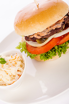 포토 JPG 해외이미지 접시 패스트푸드 실내 사람없음 햄버거 흰배경 치즈버거 코우슬로 해외202004 해외포토 식기 백그라운드 내부 샐러드 흰색 인스턴트 파일형식 이미지허브