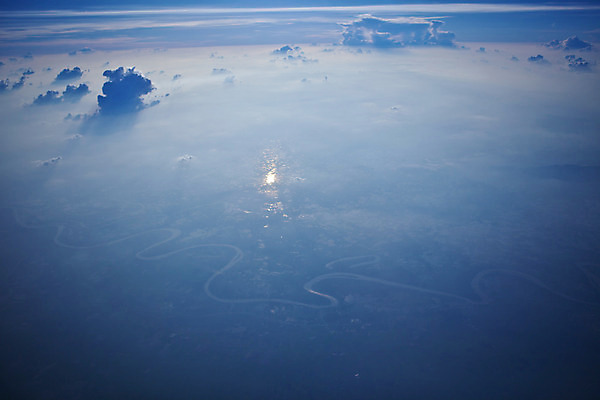 포토 JPG 해외이미지 구름 여행 백그라운드 교통시설 자연 하늘 날씨 휴가 비행기 풍경 사람없음 야외 여름 파란색 빛 강 햇빛 태양 우주 환경 맑음 흰색 분위기 장면 천국 솜털 스카이라인 내추럴 대패 오존 해외202004 해외포토 자연요소 계절 컬러 교통 컨셉 항공교통 대중교통 시설 생태계 파일형식 이미지허브