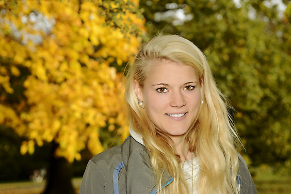 포토 JPG 해외이미지 학생 긴머리 응시 공원 여자 행복 여유 잎 자연 한명 미소 웃음 야외 10대 청춘 금발 노란색 가을 황금 엿보기 싱글 성인여자만 해외202004 해외포토 식물 1 헤어스타일 시선 계절 공공시설 감정 컬러 컨셉 모션 청소년 표정 사람 생태계 여자만 성인만 파일형식 이미지허브