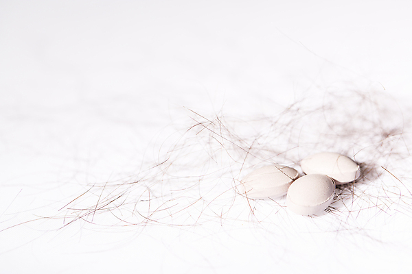 포토 JPG 해외이미지 사람없음 뷰티 알약 머리카락 흰배경 두피케어 치료제 탈모 탈모클리닉 해외202004 탈모예방 해외포토 백그라운드 약 머리 흰색 예방 클리닉 헤어관리 증상 파일형식 이미지허브