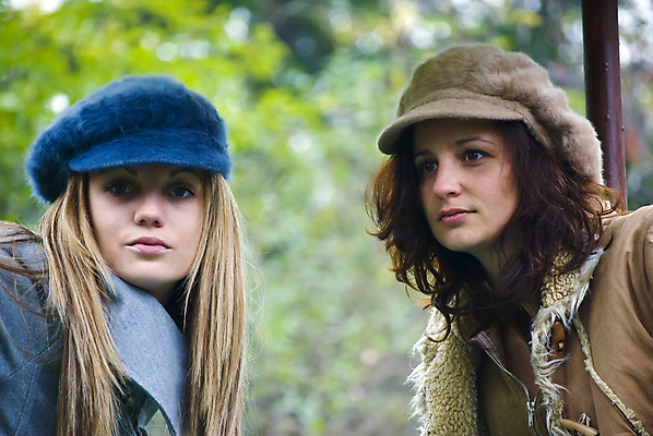 포토 JPG 해외이미지 라이프스타일 응시 옷 여자 행복 감정 얼굴 자연 갈색머리 미소 사람 앉기 두명 파란색 금발 머리 유행 기쁨 분노 가을 표현 관찰 내추럴 스타일 해외202004 해외포토 헤어스타일 시선 계절 컬러 모션 표정 생활 신체부위 생태계 파일형식 이미지허브