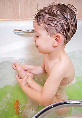 포토 JPG 해외이미지 백인 행복 얼굴 어린이 수영장 통 건강 한명 미소 웃음 소년 물 목욕 거품 기쁨 젖음 욕실 아기 떨어짐 씻기 빨래 비누 샴푸 스펀지 걸음마 돌봄 샤워실 위생관리 스플래쉬 해외202004 해외포토 자연요소 서양인 1 남자 감정 컨셉 가사 모션 표정 관리 사람 신체부위 위생용품 청결 샤워시설 파일형식 이미지허브