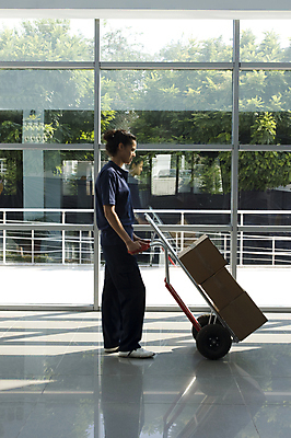 포토 JPG 해외이미지 백인 1 옷 여자 유럽 유니폼 신체 교통시설 노동자 기술 한명 사람 성인 옆모습 상자 쌓기 걷기 흰색 업무 작업 가득함 배송 짐차 길이 판지 서쪽 취급주의 해외202004 해외포토 서양인 직업 나라 뷰포인트 컬러 교통 모션 자동차 경고 방향 시설 파일형식 이미지허브