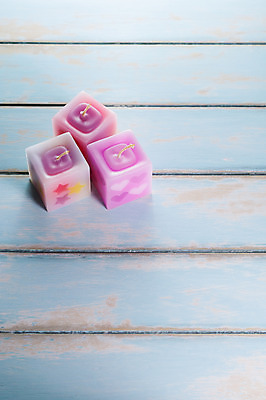 포토 JPG 해외이미지 디자인 백그라운드 크리스마스 유리 불 휴가 전등 사람없음 장식 빨간색 빛 컬러풀 노란색 보라색 축제 흰색 하트 축하 심볼 큐브 오브젝트 왁스 화상 해외202004 해외포토 자연요소 모양 기념일 컬러 컨셉 재질 조명 상처 파일형식 이미지허브