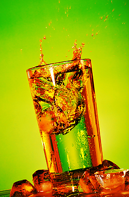 포토 JPG 해외이미지 음료 백그라운드 와인잔 유리 사람없음 컵 초록색 갈색 노란색 식당 얼음 침묵 주스 거품 젖음 흐름 추위 가을 흰색 신선 칵테일 투명 액체 황금 붓기 떨어짐 이슬 시원함 큐브 싱글 상쾌 부드러움 분무기 소다 스플래쉬 해외202004 해외포토 자연요소 식기 계절 감정 컬러 컨셉 술잔 모션 재질 주류 상점 소리 감각 파일형식 이미지허브