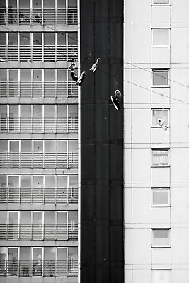 포토 JPG 해외이미지 옷 밧줄 운동화 신발 건축양식 창문 흑백 사람없음 힘 에너지 묶기 묘사 오브젝트 매듭 엘리먼트 옛날 해외202004 해외포토 건축 줄 모션 촬영기법 파일형식 이미지허브