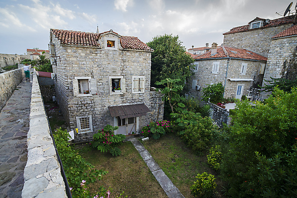 포토 JPG 해외이미지 나무 외관 계절 유럽 문화 벽 바다 여행 건축양식 자연 하늘 지붕 휴가 벽돌 산 주택 풍경 사람없음 건물 물 여름 파란색 도시풍경 교회 여행객 탑 바위 도시 만 성 역사 지중해 과거 장면 타운 구식 몬테네그로 발칸반도 부드바 옛날 해외202004 해외포토 자연요소 식물 건축물 건축 나라 컬러 컨셉 종교건축 사람 돌_바위 생태계 파일형식 이미지허브