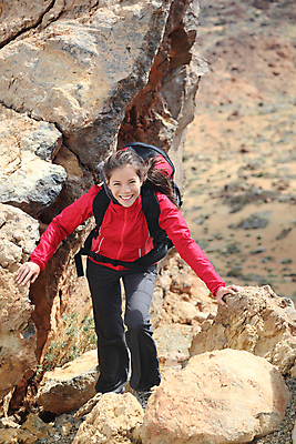 포토 JPG 해외이미지 백인 라이프스타일 커플 여자 행복 여행 자연 휴가 산 건강 한명 미소 사람 동양인 풍경 성인 야외 여름 운동 여행객 걷기 트래킹 하이킹 탐험 배낭여행 에코 리빙 내추럴 백패커 하이커 카피스페이스 해외202004 해외포토 서양인 1 계절 감정 관계 모션 레저 표정 인종 생활 환경 공백 생태계 파일형식 이미지허브