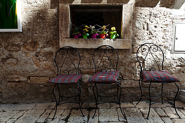 포토 JPG 해외이미지 식물 전통 외관 꽃 유럽 문화 도로 벽 여행 의자 건축양식 창문 휴식 거리 주택 3 사람없음 야외 건물 컬러풀 마을 침묵 수확 조약돌 도시 역사 보행로 복고 장면 옛날 줄서기 해외202004 해외포토 건축물 건축 나라 길 컬러 가구 컨셉 농업 교통시설 모션 소리 돌_바위 파일형식 이미지허브