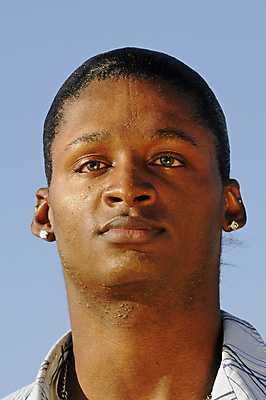 포토 JPG 해외이미지 모델 남자 행복 셔츠 한명 웃음 파란색 귀걸이 검은색 흰색 여드름 해외202004 해외포토 1 감정 컬러 상의 장신구 표정 사람 파일형식 이미지허브