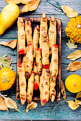 포토 JPG 해외이미지 컨셉 낙엽 손가락 디저트 사람없음 장식 쿠키 할로윈 가을 축하 달콤 핸드메이드 호러 나무배경 해외202004 해외포토 손 계절 음식 백그라운드 잎 맛 공포 파일형식 이미지허브