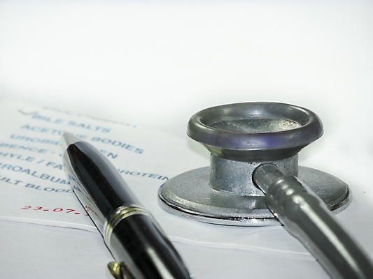 포토 JPG 해외이미지 직업 백그라운드 청진기 탁자 건강 병원 사람없음 치료 약 펜 진료 듣기 장비 의사 흰색 기구 공구 하트 긴급 맥박 질병 약국 측정 보고서 처방 고립 돌봄 심장병 약사 해외202004 해외포토 모양 컬러 가구 의학 의료기기 모션 필기구 의료진 도구 파일형식 이미지허브