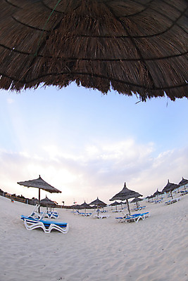 포토 JPG 해외이미지 라이프스타일 모래 바다 섬 여행 의자 우산 자연 하늘 휴가 휴식 사람없음 야외 파란색 햇빛 태양 여행객 맑음 침묵 장비 뜨거움 휴양지 양산 장면 가림막 튀니지 파라다이스 수평선 해외202004 해외포토 자연요소 컬러 가구 컨셉 아프리카 날씨 사람 생활 소리 장소 생태계 파일형식 이미지허브