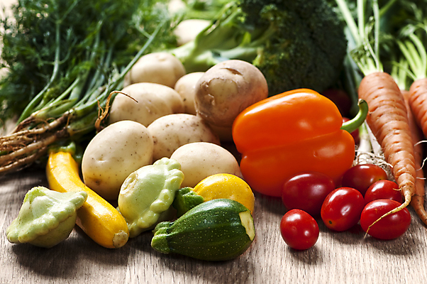 포토 JPG 해외이미지 웰빙 채소 방울토마토 감자 파프리카 실내 사람없음 당근 신선 유기농 나무도마 주키니호박 해외202004 해외포토 토마토 뿌리채소 도마 내부 목재 파일형식 이미지허브