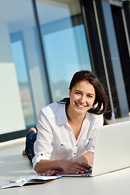 포토 JPG 해외이미지 응시 여자 엎드리기 창문 한명 상반신 성인 야외 책 노트북 비즈니스우먼 야외테라스 성인여자한명만 해외포토 1 시선 비즈니스 모션 사람 전자제품 발코니 직장인 여자한명만 성인여자만 파일형식 이미지허브