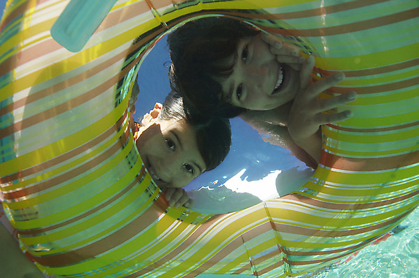 포토 JPG 해외이미지 주간 응시 여자 어린이 로우앵글 수영장 상반신 야외 두명 앞모습 수중 잡기 떠있는 자매 튜브 소녀만 해외202004 해외포토 자연요소 시선 뷰포인트 가족 모션 사람 여자만 어린이만 파일형식 이미지허브