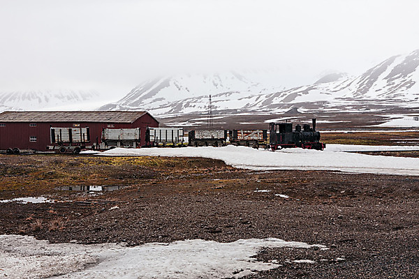 포토 JPG 해외이미지 유럽 섬 여행 자연 하늘 산 주택 노르웨이 풍경 사람없음 야외 목재 가로 물 여름 얼음 기차 추위 안개 시골 황무지 오두막 북극 버리기 빙하 북쪽 흐림 헛간 스칸디나비아 옛날 해외202004 해외포토 자연요소 나무 계절 나라 육상교통 재료 모션 날씨 대중교통 건물 극지방 방향 생태계 저장고 파일형식 이미지허브