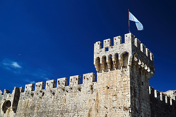 포토 JPG 해외이미지 구름 유럽 벽 우산 건축양식 하늘 사람없음 탑 바위 깃발 성 중세 베네치아 타운 크로아티아 천연기념물 돛대 해외202004 해외포토 자연요소 건축물 건축 나라 이탈리아 돌_바위 도시 역사 파일형식 이미지허브