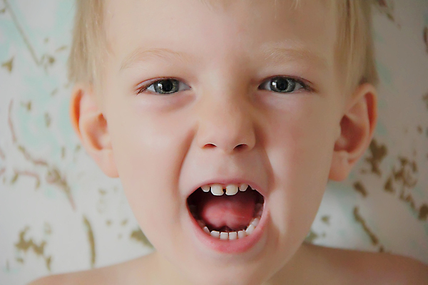 포토 JPG 해외이미지 백인 유럽 어린이 한명 소년 파란색 금발 흰색 표현 해외202004 해외포토 서양인 1 헤어스타일 남자 나라 컬러 사람 파일형식 이미지허브