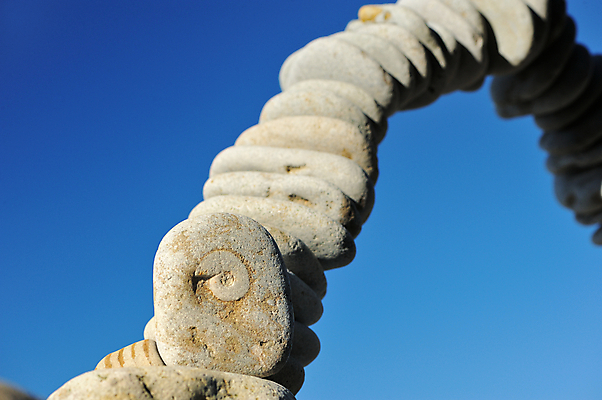 포토 JPG 해외이미지 바다 자연 하늘 휴식 창조 사람없음 야외 여름 파란색 햇빛 쌓기 화목 침묵 조약돌 바위 아치 돌무덤 해외202004 해외포토 계절 컬러 컨셉 모션 태양 소리 돌_바위 무덤 생태계 파일형식 이미지허브