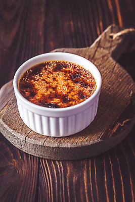 포토 JPG 해외이미지 그릇 실내 사람없음 나무도마 크렘브륄레 나무배경 해외202004 해외포토 식기 백그라운드 디저트 도마 내부 목재 파일형식 이미지허브