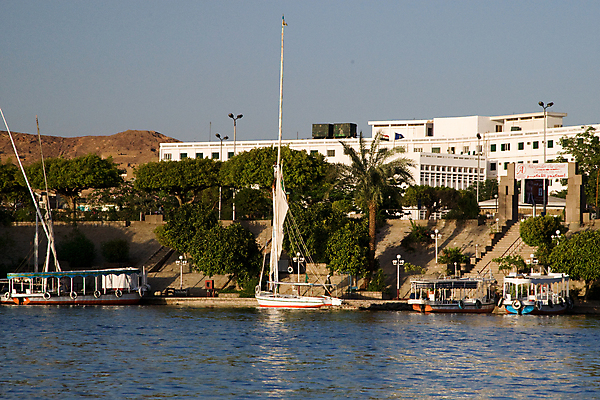 포토 JPG 해외이미지 모래 여행 요트 아프리카 자연 휴가 항해 이집트 풍경 사람없음 야외 물 여름 파란색 관광지 강 햇빛 반사 맑음 사막 바위 강가 이국적 해외202004 해외포토 자연요소 계절 나라 컬러 배_교통 날씨 태양 돌_바위 생태계 파일형식 이미지허브