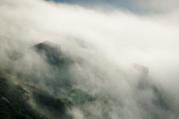포토 JPG 해외이미지 구름 유럽 벽 여행 자연 주택 풍경 사람없음 초록색 농가 계곡 맑음 안개 시골 운명 스페인 포트 통과 내추럴 해외202004 해외포토 자연요소 나라 컬러 날씨 건물 농장 생태계 파일형식 이미지허브