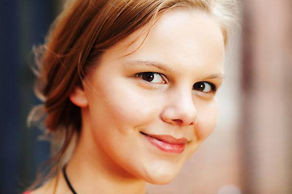 포토 JPG 해외이미지 여자 행복 거리 한명 사람 야외 가로 금발 햇빛 머리 도시 카피스페이스 해외202004 해외포토 1 헤어스타일 감정 신체부위 태양 공백 파일형식 이미지허브