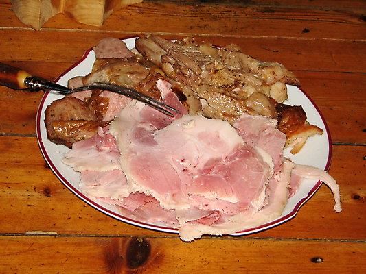 포토 JPG 해외이미지 전통 접시 음식 육류 사람없음 목재 책상 햄 해외202004 해외포토 나무 식기 가구 식재료 재료 파일형식 이미지허브