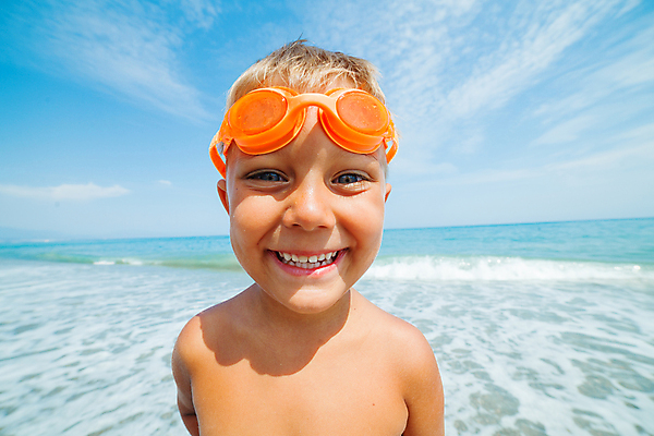포토 JPG 해외이미지 백인 남자 행복 유럽 어린이 모래 바다 맨발 발 자연 하늘 날씨 휴가 휴식 한명 사람 소년 물 파란색 금발 태양 기쁨 아기 달콤 떨어짐 터키석 해외202004 해외포토 자연요소 서양인 1 헤어스타일 감정 나라 컬러 컨셉 신체부위 맛 보석 생태계 파일형식 이미지허브