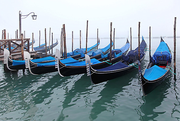포토 JPG 해외이미지 전통 교통시설 사람없음 물 파란색 이탈리아 안개 보트 곤돌라 주차 정박 함선 운하 베네치아 해외202004 해외포토 자연요소 유럽 컬러 교통 배_교통 날씨 시설 파일형식 이미지허브