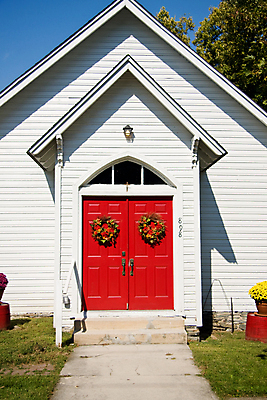 포토 JPG 해외이미지 나무 계절 열매 꽃 기독교 종교 십자가 건축양식 하늘 휴가 사람없음 건물 목재 장식 빨간색 초록색 교회 문 화환 가을 흰색 도시 역사 활 신성 숭배 신앙심 옛날 해외202004 해외포토 식물 건축물 건축 컬러 재료 종교건축 파일형식 이미지허브