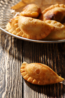 포토 JPG 해외이미지 전통 음식 백그라운드 육류 요리 사람없음 목재 노란색 식사 치킨 튀김 흰색 패티 폭식 스페인어 페스츄리 핸드메이드 해외202004 해외포토 나무 빵 컬러 식재료 재료 닭고기요리 파일형식 이미지허브