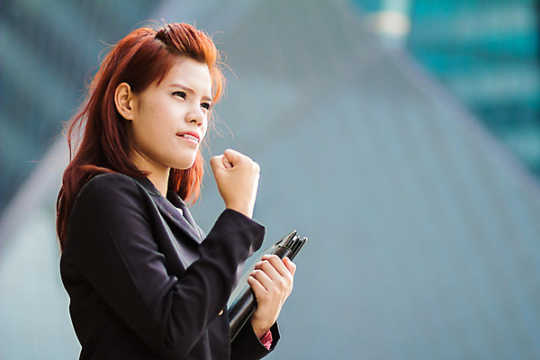 포토 JPG 해외이미지 백인 모델 직업 학생 라이프스타일 손 응시 여자 교육 행복 종이 얼굴 비즈니스 창문 성공 출입구 한명 미소 사람 정장 성인 야외 건물 금발 사무실 유행 문 검은색 공책 재킷 흰색 잡기 업무 비즈니스우먼 경영자 대학교 폴더 경영 해외202004 해외포토 서양인 1 헤어스타일 건축물 시선 옷 감정 컬러 컨셉 학교 모션 문구용품 표정 생활 신체부위 외투 작업 직장인 리더 파일 파일형식 이미지허브