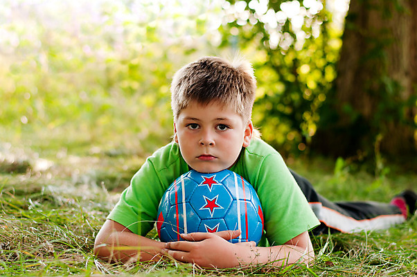 포토 JPG 해외이미지 공원 남자 어린이 남학생 스포츠 티셔츠 공 자연 건강 한명 사람 앉기 소년 취미 여름 청춘 금발 맑음 축구 게임 8 정사각형 혼자 해외202004 해외포토 도형 1 학생 헤어스타일 계절 공공시설 컨셉 셔츠 모션 놀이 날씨 숫자 구기 생태계 파일형식 이미지허브