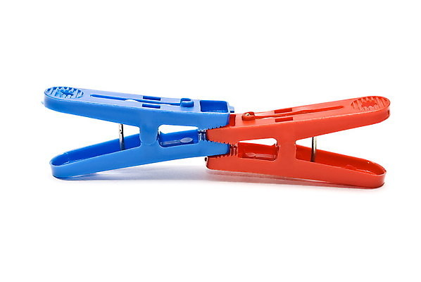 포토 JPG 해외이미지 옷 선 줄 백그라운드 가사 가정 넥타이 주택 건조 집게 사람없음 컬러풀 흰색 잡기 업무 코드 빨래 빨랫줄 보따리 클립 빨래집게 고립 평야 해외202004 해외포토 잡화 컬러 모션 자연 건물 작업 파일형식 이미지허브