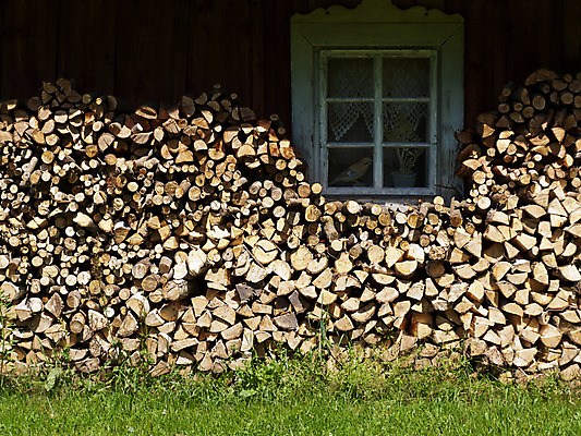포토 JPG 해외이미지 외관 벽 부분 창문 조류 날씨 휴가 주택 사람없음 야외 건물 목재 햇빛 갈색 쌓기 침묵 목장 흰색 시골 오픈 냄비 장작 빌라 묘사 오브젝트 기중기 싱글 통나무 장면 흙더미 셔터 폴란드 계산서 구식 옛날 우크라이나 해외202004 해외포토 나무 동물 건축물 유럽 컬러 재료 모션 태양 소리 흙 중장비 솥 파일형식 더미 이미지허브