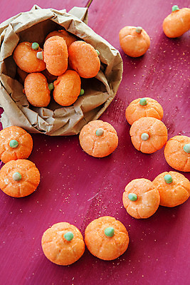 포토 JPG 해외이미지 음식 백그라운드 호박 기념 사탕 사람없음 목재 장식 빨간색 세로 컬러풀 할로윈 수확 가을 시골 달콤 자주색 추수감사절 마시멜로우 카피스페이스 해외202004 해외포토 나무 계절 기독교 컬러 농업 채소 재료 디저트 공백 맛 파일형식 이미지허브