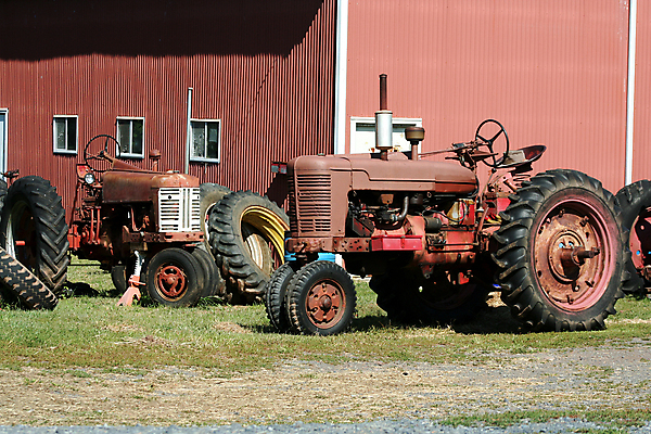 포토 JPG 해외이미지 직업 산업 육상교통 밭 농업 교통시설 사람없음 빨간색 농장 금속 기계 장비 운전 수확 농촌 시골 업무 작업 농부 트랙터 로딩 밭일 옛날 해외202004 해외포토 교통수단 컬러 교통 모션 재질 농기계 시설 특수차량 파일형식 이미지허브