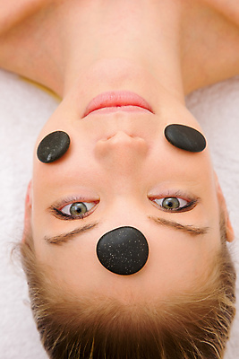 포토 JPG 해외이미지 웰빙 응시 여자 휴식 실내 한명 사람 성인 내부 세로 하이앵글 금발 머리 신선 뜨거움 어깨 만족 안심 테라피 충동구매 거짓말 해외202004 해외포토 1 헤어스타일 시선 감정 뷰포인트 컨셉 육류 신체부위 쇼핑 뷰티 과소비 파일형식 이미지허브