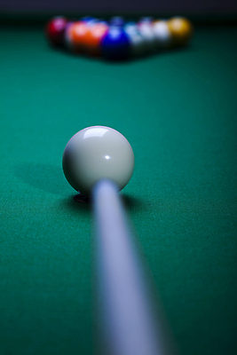 포토 JPG 해외이미지 실내 사람없음 아웃포커스 소프트포커스 당구 포켓볼 당구공 당구대 당구채 초록배경 해외202004 해외포토 백그라운드 공 촬영기법 내부 초록색 구기 당구용품 파일형식 이미지허브