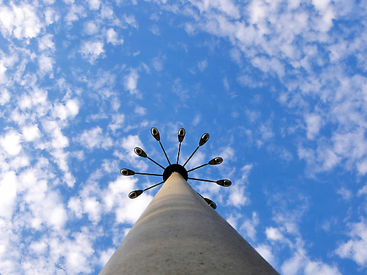 포토 JPG 해외이미지 구름 백그라운드 가로등 하늘 조명 거리 사람없음 파란색 빛 흰색 등불 램프 해외202004 해외포토 자연요소 공공시설 컬러 파일형식 이미지허브