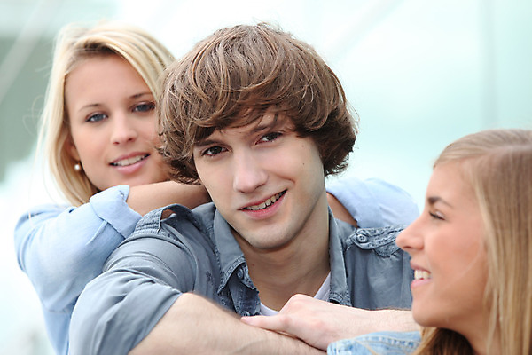 포토 JPG 해외이미지 학생 옷 교육 행복 셔츠 티셔츠 학교 함께함 웃음 앉기 풍경 소년 야외 세명 파란색 청춘 금발 우정 흰색 닫기 검은머리 대학교 해외202004 해외포토 헤어스타일 남자 감정 어린이 컬러 컨셉 상의 모션 표정 사람 친구 파일형식 이미지허브
