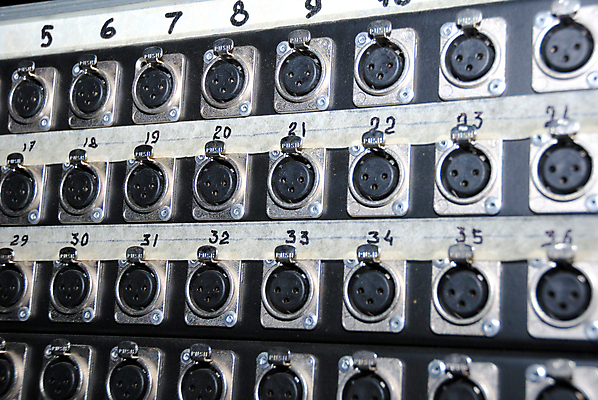 포토 JPG 해외이미지 직업 산업 선 음악 통신 부분 사람없음 전자제품 금속 힘 소리 블록 장비 판넬 네트워크 선택 콘센트 플러그 연결 믹서 마이크 전자 오디오 잭 스위치 스테레오 전송 섞기 신발장 입력 제어 줄서기 많음 해외202004 해외포토 음향기기 컨셉 모션 재질 문화예술 파일형식 이미지허브