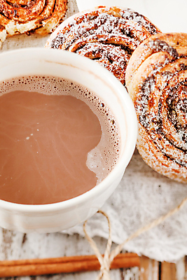 포토 JPG 해외이미지 음식 크리스마스 겨울 사람없음 컵 갈색 케이크 초콜릿 빵집 흰색 신선 뜨거움 달콤 설탕 굽기 상승 반죽 브런치 롤 건포도 번 시나몬 페스츄리 해외202004 해외포토 식기 계절 기념일 빵 컬러 컨셉 포도 디저트 상점 식사 맛 구이 건과일 파일형식 이미지허브