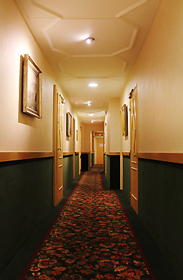 포토 JPG 해외이미지 디자인 길 선 벽 여행 건축양식 벽지 호텔 출입구 새로움 거리 바닥 주택 실내 따뜻함 사람없음 내부 건물 목재 빨간색 빛 노란색 문 카펫 방 램프 긴급 복도 탈출 천장 통로 좁은 문학 해외202004 해외포토 나무 건축물 건축 컬러 컨셉 재료 숙소 조명 파일형식 이미지허브