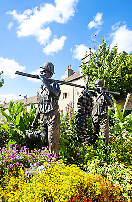 포토 JPG 해외이미지 외관 유럽 조각 사람없음 야외 조각상 마을 프랑스 심볼 포도밭 서유럽 해외202004 해외포토 나라 밭 조형물 파일형식 이미지허브