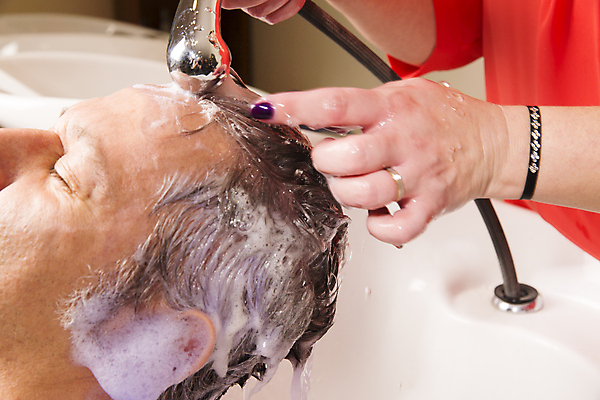 포토 JPG 해외이미지 백인 직업 헤어스타일 손 여자 행복 얼굴 2 휴식 실내 사람 성인 두명 치료 물 머리 유행 상점 거품 회색 젖음 마사지 우아함 씻기 빨래 미용사 고객 서비스 싱크대 샴푸 돌봄 스타일리스트 스타일 해외202004 해외포토 자연요소 서양인 감정 컬러 컨셉 가사 의학 모션 내부 신체부위 위생용품 청결 개수대 파일형식 이미지허브